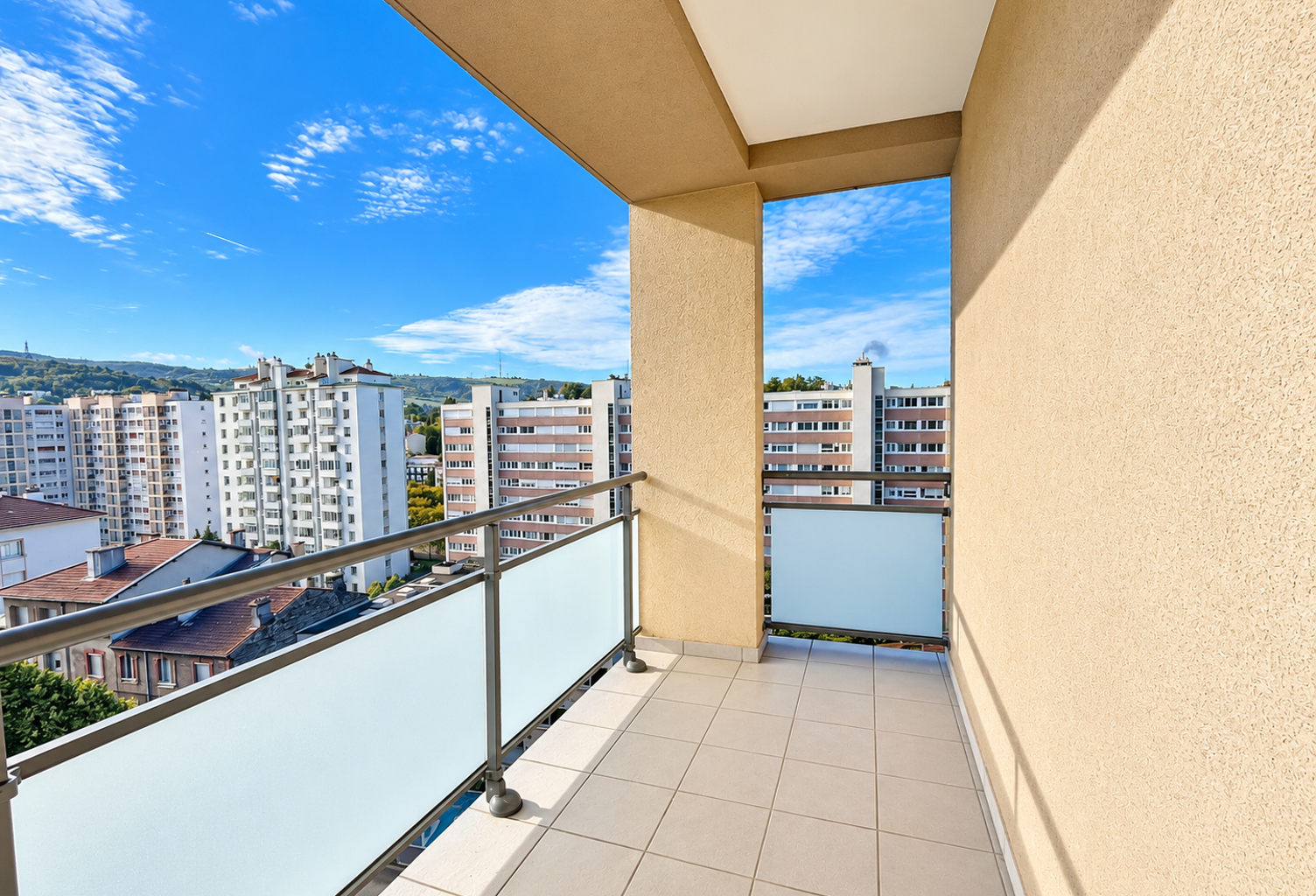 APPARTEMENT 4 PIECES AVEC BALCON ET GRAND GARAGE — photo 1