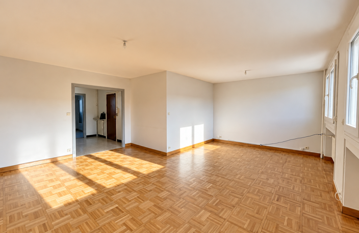 APPARTEMENT 4 PIECES AVEC BALCON ET GRAND GARAGE — photo 3