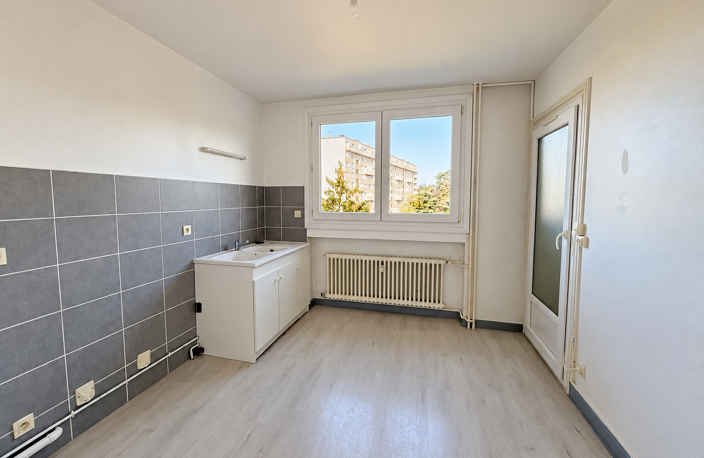 APPARTEMENT 4 PIECES AVEC BALCON ET GRAND GARAGE — photo 4