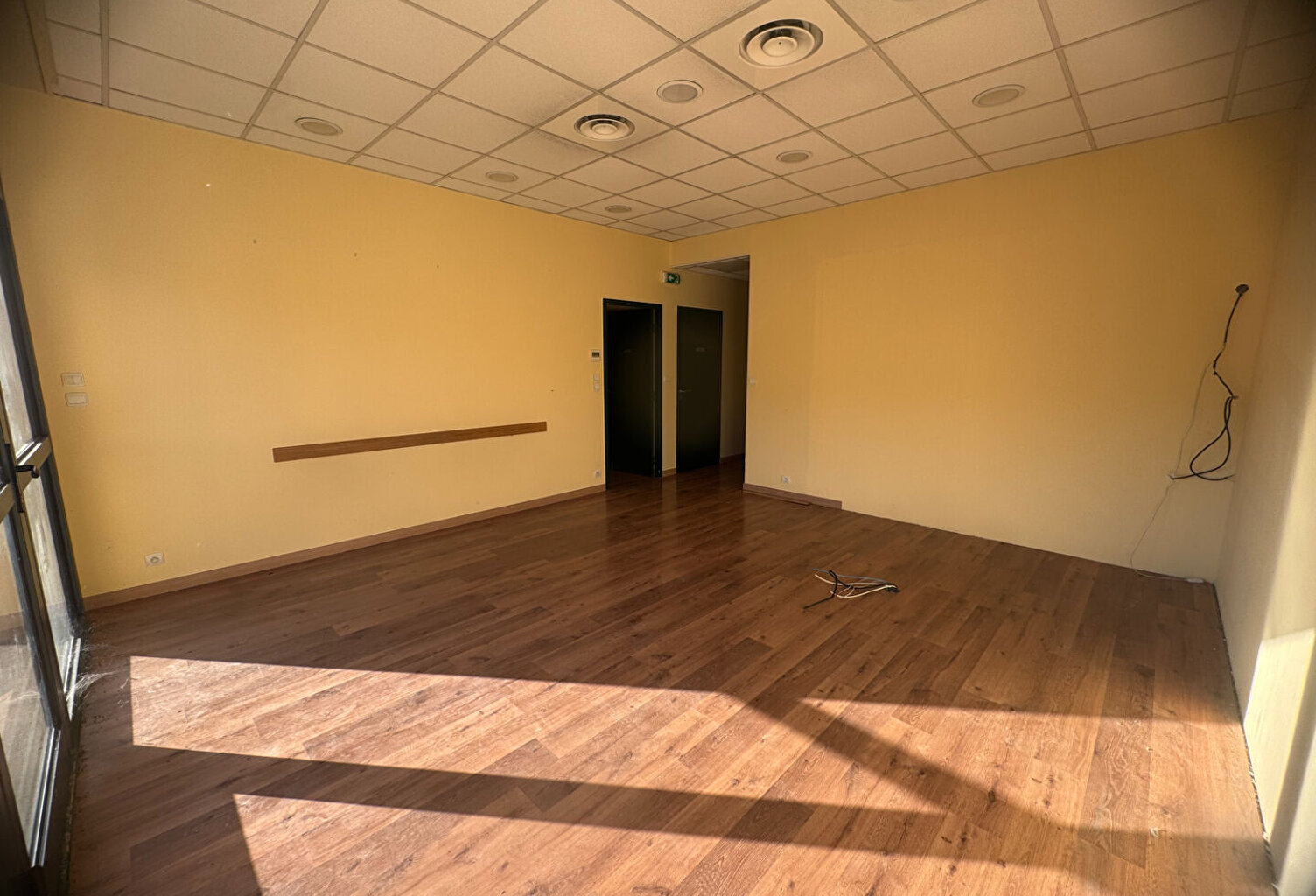 AIX SUD LOCAL 79M² PARKING — photo 1