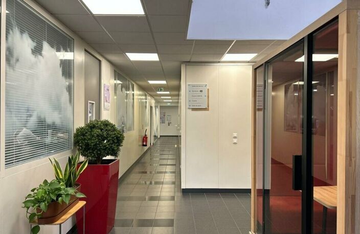MIXTE ACTIVITES-BUREAUX à LOUER — photo 4