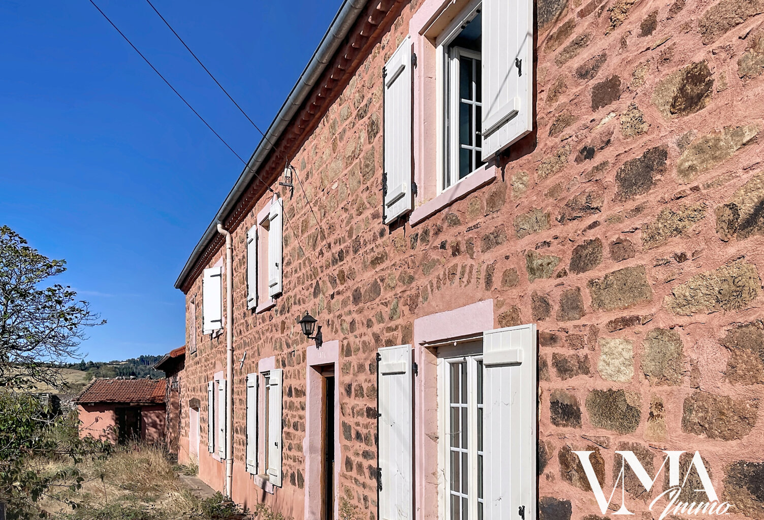 EXCLUSIVITÉ - Maison en pierre avec dépendances sur un terra — photo 1