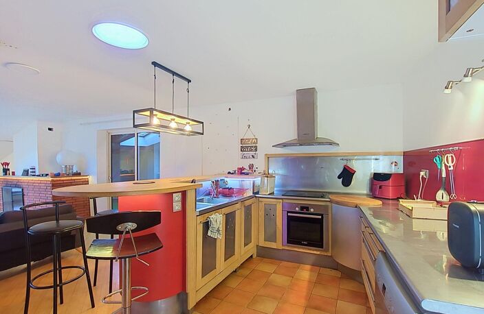 Maison de village de 228 m² , 5 chambre, garage, sous-sol et grandes dépendances aménageables — photo 2