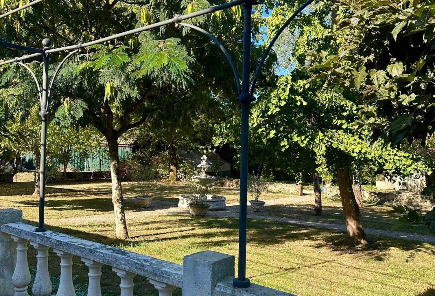 Grande maison en pierre avec piscine intérieure — photo 1