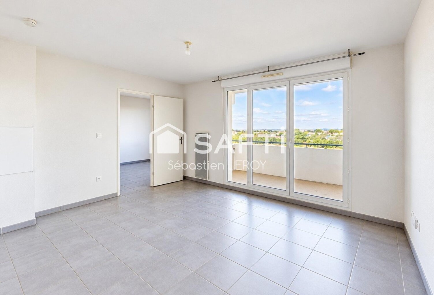 Dernier étage avec balcon et vue dégagée. — photo 1