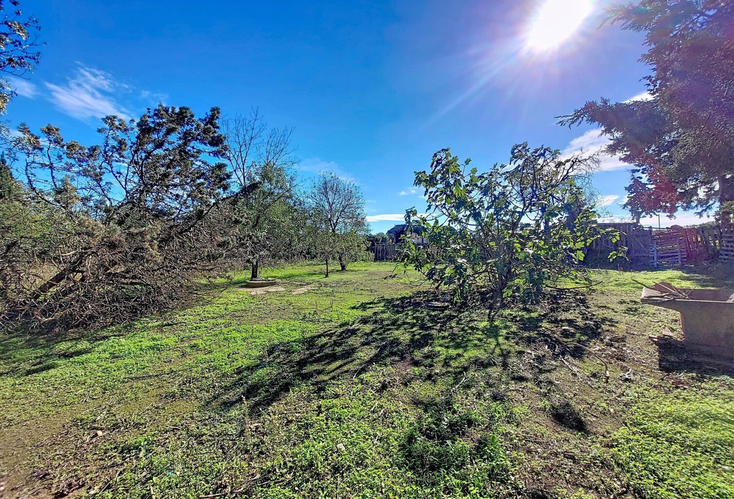 Terrain de loisirs de 1650 m² avec batiment cadastré de 22m² et puits — photo 1