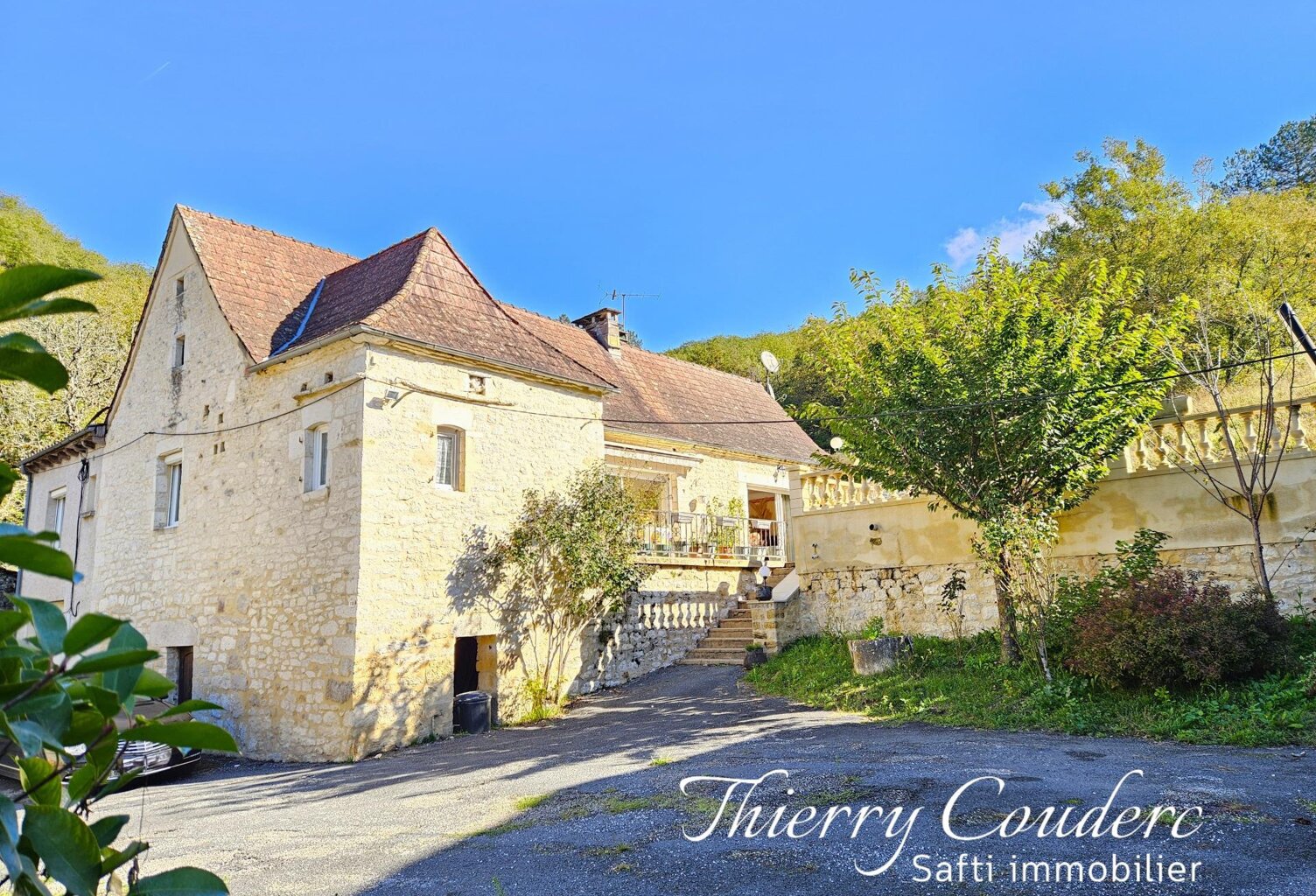 Belle maison en pierre avec piscine et dépendances — photo 1