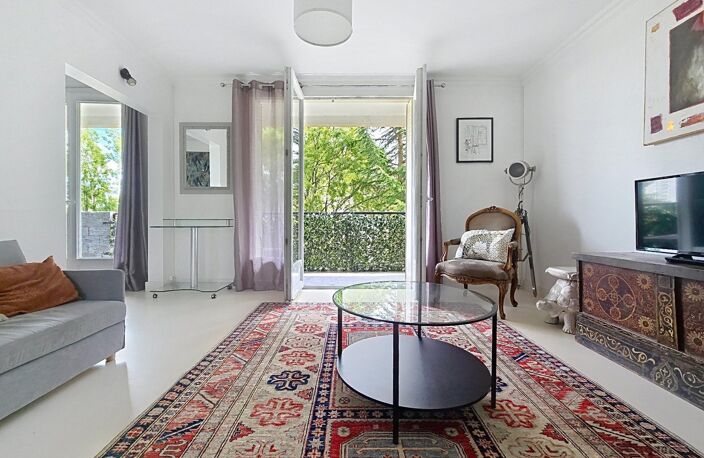 Appartement rénové avec balcon, vue dégagée et cadre verdoyant — photo 2