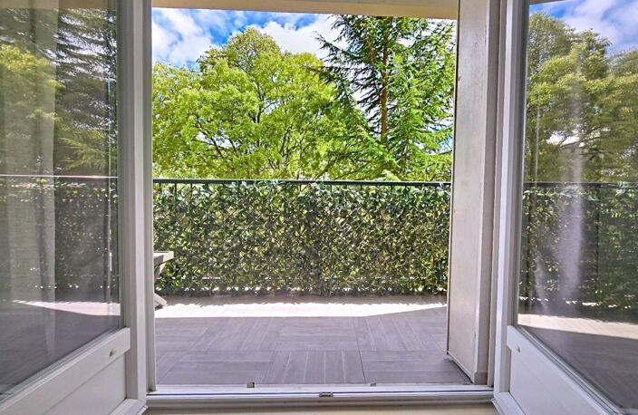 Appartement rénové avec balcon, vue dégagée et cadre verdoyant — photo 3