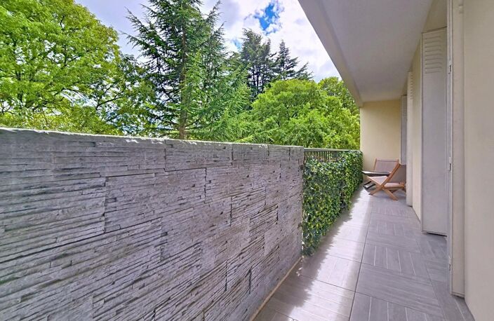 Appartement rénové avec balcon, vue dégagée et cadre verdoyant — photo 4