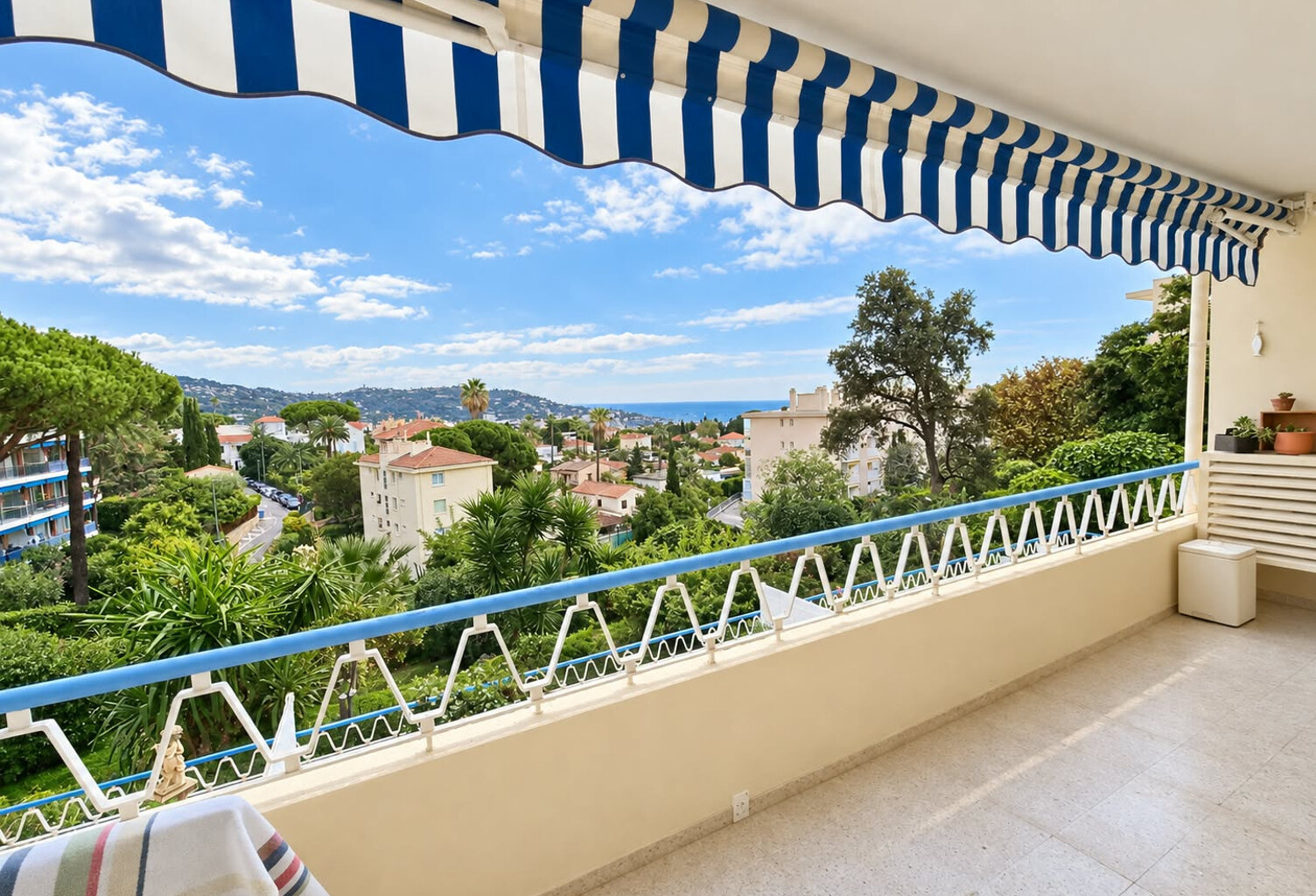 CANNES   T2 AVEC TERRASSE ET VUE MER — photo 1