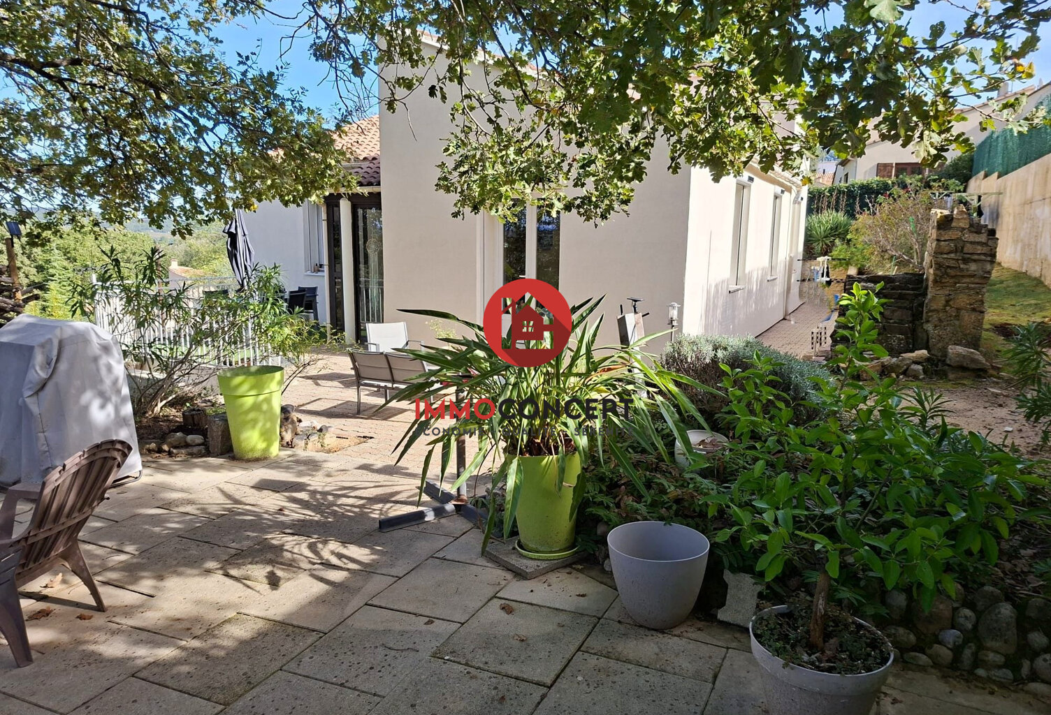 Maison de plain-pied avec vue et terrasses — photo 1