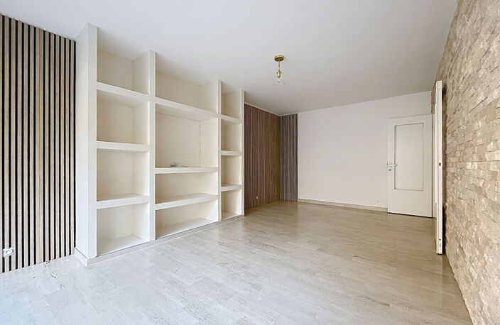 Appartement T3 traversant , rénové avec grand balcon — photo 2