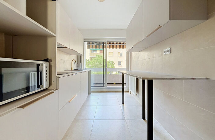 Appartement T3 traversant , rénové avec grand balcon — photo 4