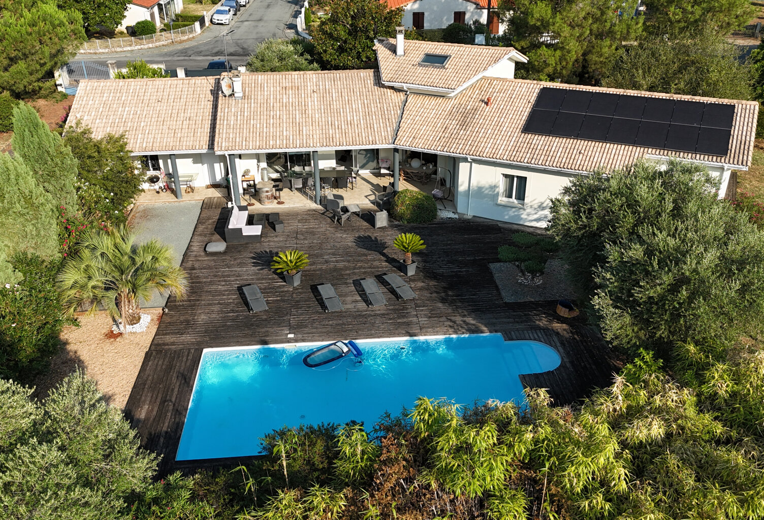 Maison contemporaine de plain pied avec piscine — photo 1