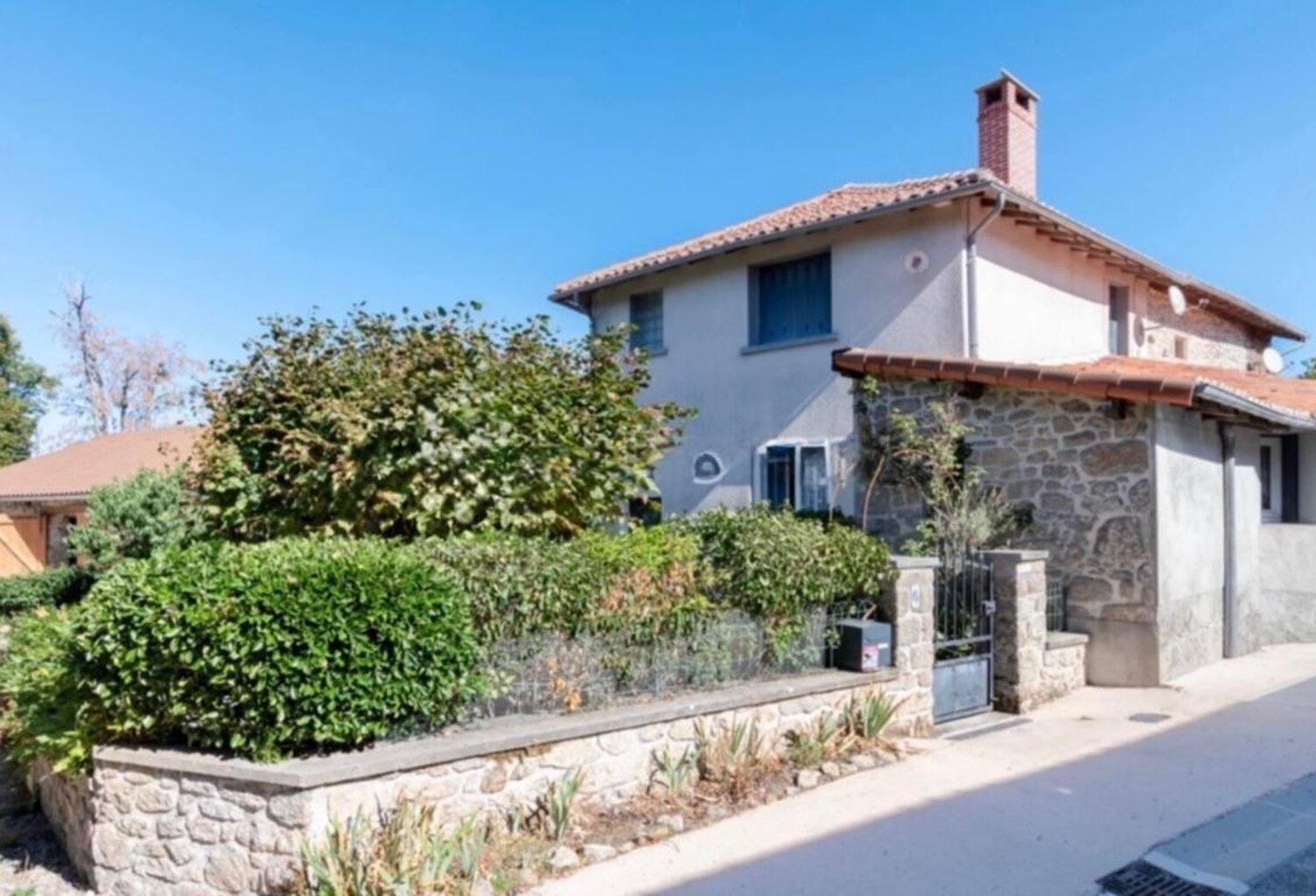 Maison DE VILLAGE SAINT GENCE (87) — photo 1