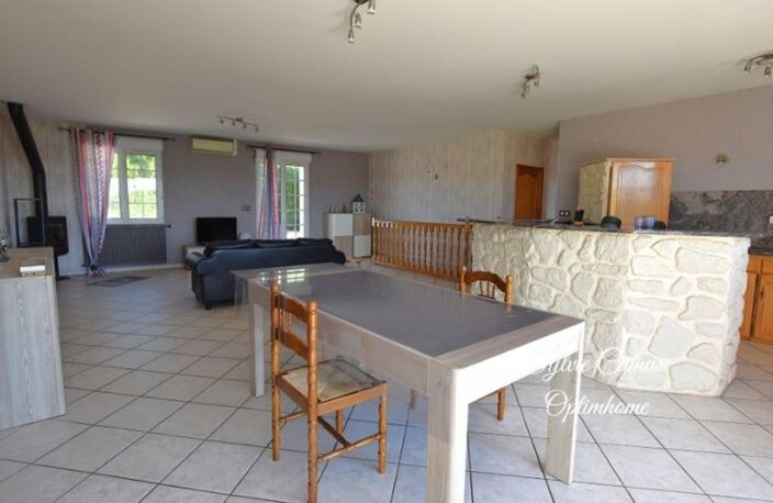 SAINTE-SIGOLÈNE – BELLE MAISON EN PIERRE DE 192 M², 5 CHAMBRES, TERRASSE ET VUE DÉGAGÉE — photo 3