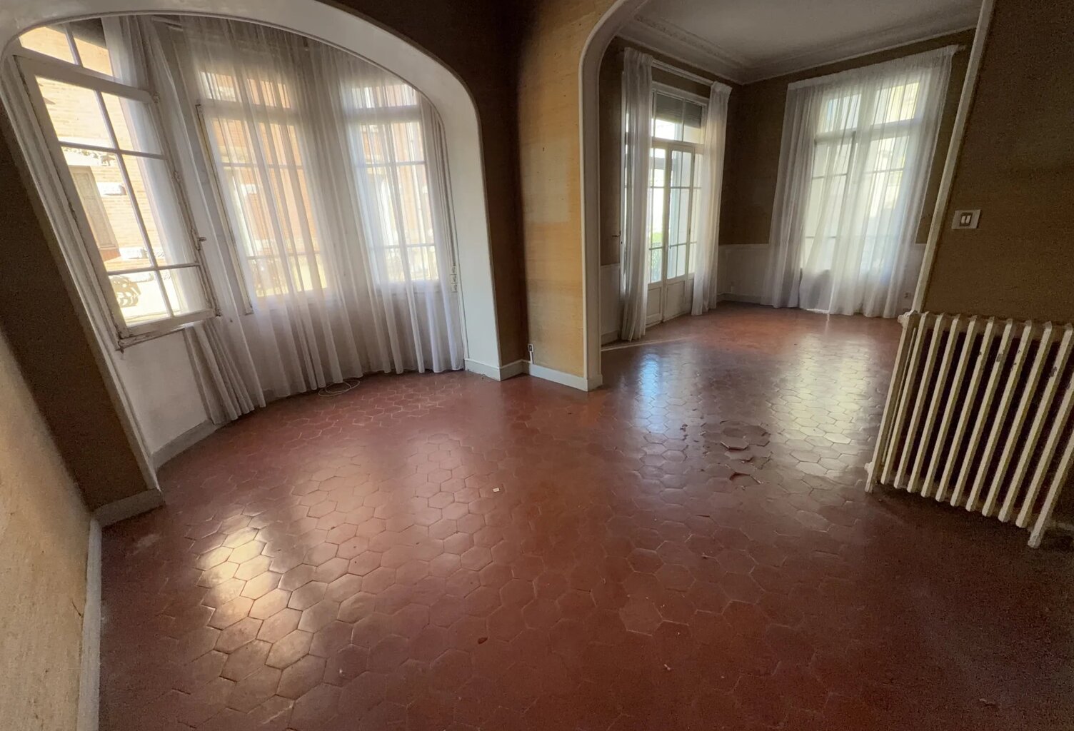 Immeuble de caractère, 3 apart, 1 local Ccial, garage 100 m2. — photo 1