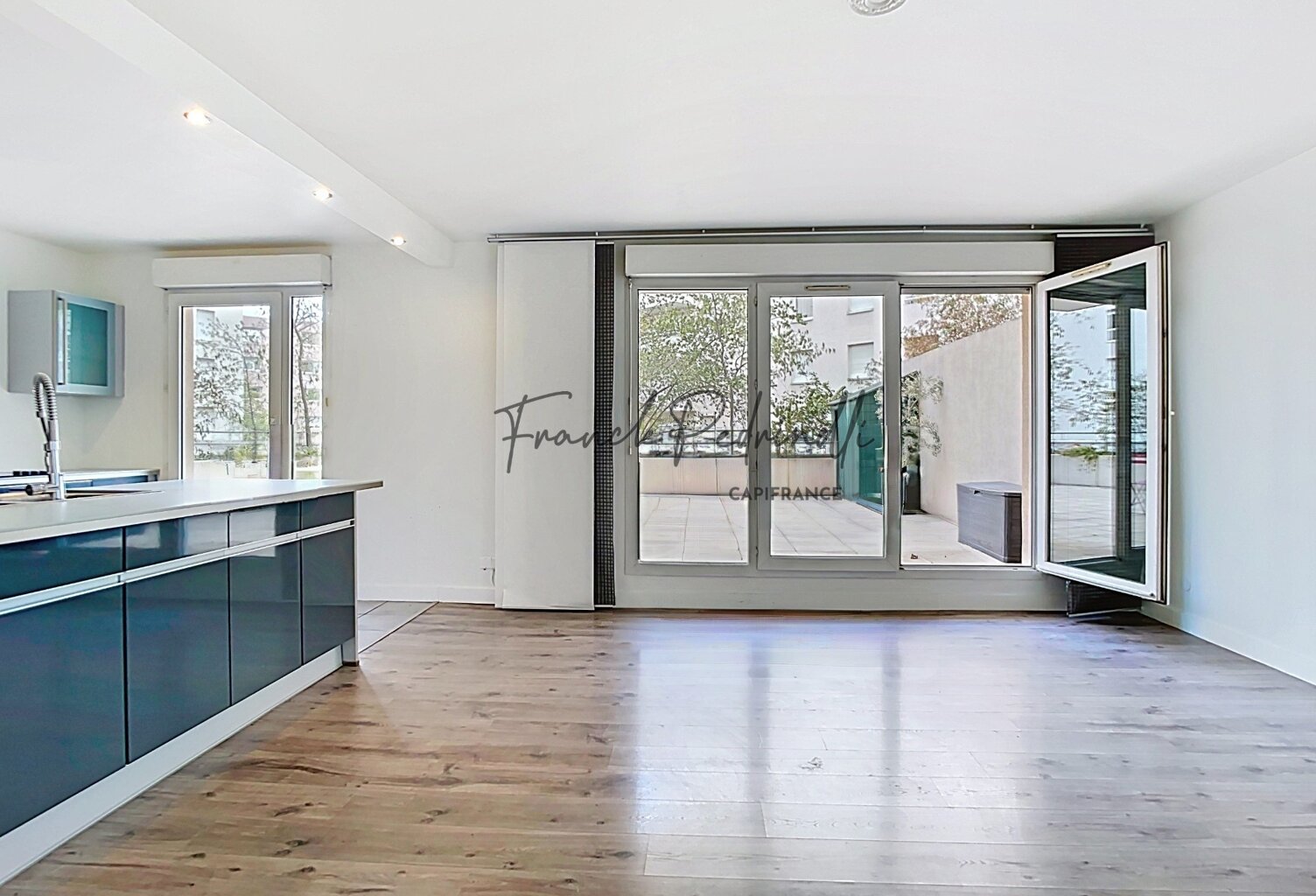 Beau T3 72 m²  VILLEURBANNE (69) CHARPENNES – Place Charles Hernu avec terrasse 75 m² — photo 1