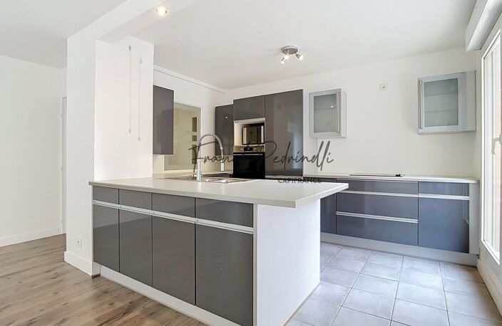 Beau T3 72 m²  VILLEURBANNE (69) CHARPENNES – Place Charles Hernu avec terrasse 75 m² — photo 2