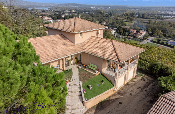 CHAVANAY – MAISON FAMILIALE 233 M² – 5 CHAMBRES – ESPACE INDÉPENDANT – PISCINE – SANS VIS-À-VIS — photo 2