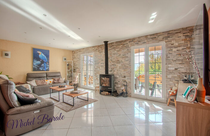 CHAVANAY – MAISON FAMILIALE 233 M² – 5 CHAMBRES – ESPACE INDÉPENDANT – PISCINE – SANS VIS-À-VIS — photo 3