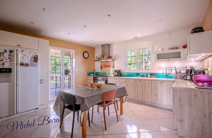 CHAVANAY – MAISON FAMILIALE 233 M² – 5 CHAMBRES – ESPACE INDÉPENDANT – PISCINE – SANS VIS-À-VIS — photo 5