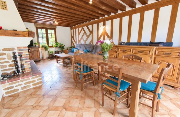 À Échauffour (61370), découvrez cette spacieuse maison familiale de 135 m², offrant 4 chambres, un vaste jardin paysagé de 7 490 m², une grande terrasse, au cœur d’un environnement calme et verdoyant — photo 2