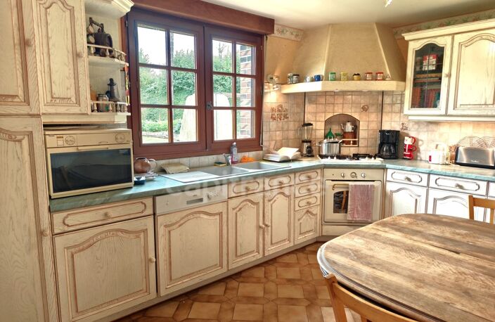 À Échauffour (61370), découvrez cette spacieuse maison familiale de 135 m², offrant 4 chambres, un vaste jardin paysagé de 7 490 m², une grande terrasse, au cœur d’un environnement calme et verdoyant — photo 4