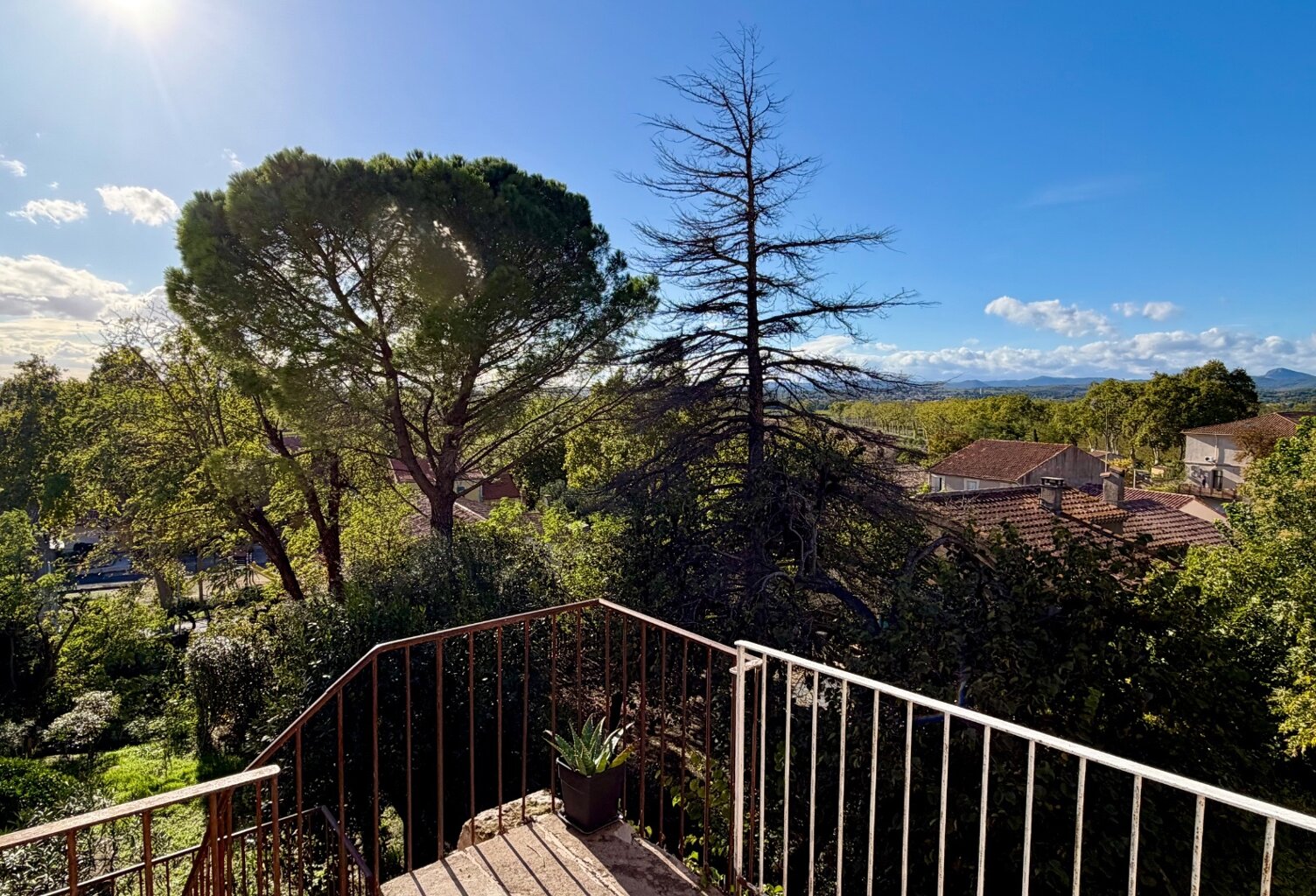 Campagnan – Maison de village de caractère avec jardins, cour et terrasse panoramique — photo 1