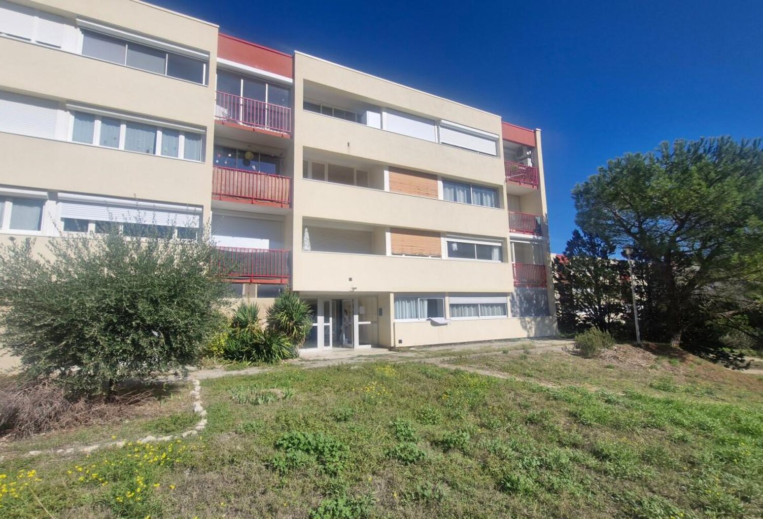 Appartement À Vendre Villeneuve-Les-Avignon, 46 m², 2 pièces, loggia, cave — photo 1