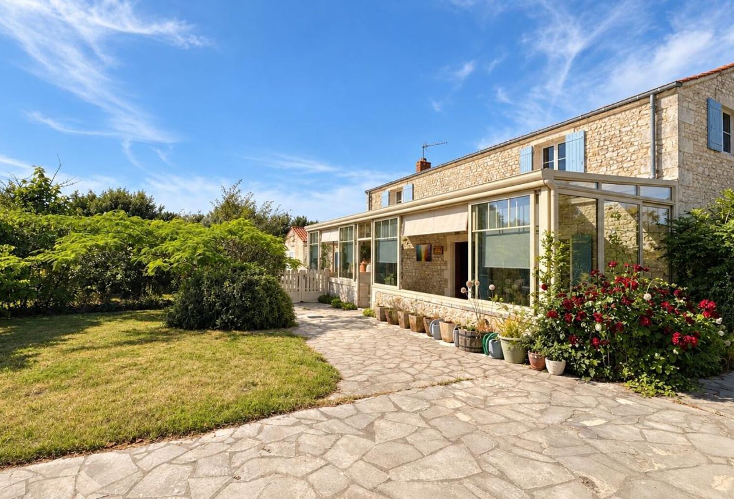 SAINT-XANDRE – Maison de charme aux beaux volumes — photo 1