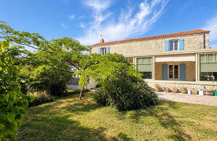 SAINT-XANDRE – Maison de charme aux beaux volumes — photo 2