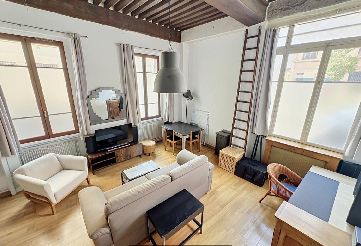 LYON 4 – CROIX-ROUSSE | Canut lumineux avec mezzanine — photo 1