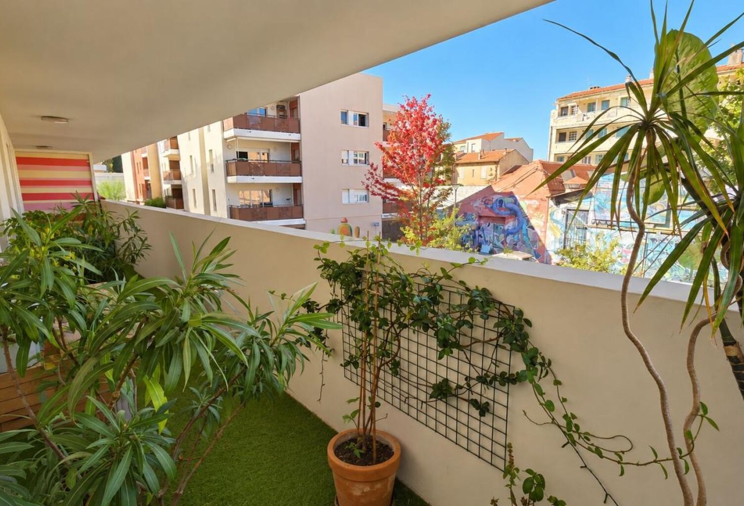 Appartement T4 à vendre quartier Portes Marines 83500 ascenseur résidence récente terrasse et garage — photo 1
