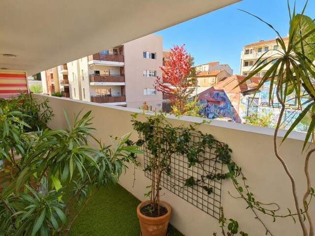 Appartement T4 à vendre quartier Portes Marines 83500 ascenseur résidence récente terrasse et garage — photo du bien