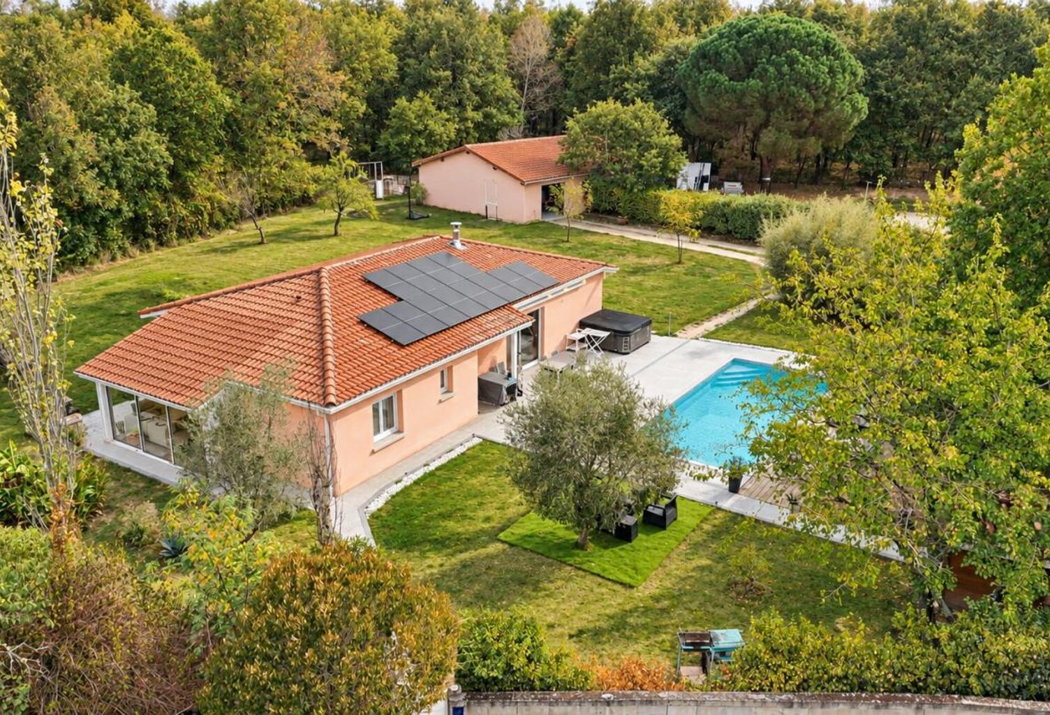 MAISON FAMILIALE  DE 146 M² – PISCINE, JACUZZI, GRAND JARDIN ET GARAGE DE 61 M² – DPE A / GES A — photo 1