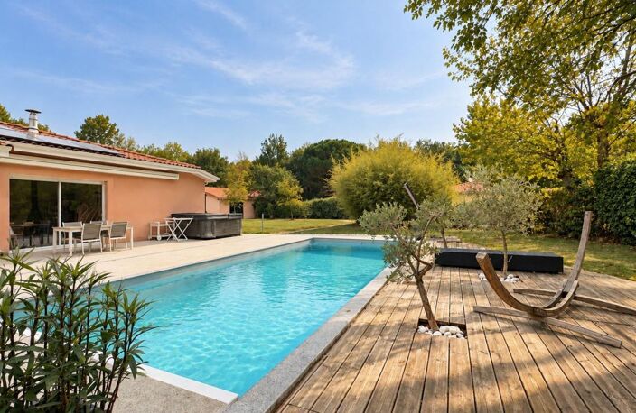 MAISON FAMILIALE  DE 146 M² – PISCINE, JACUZZI, GRAND JARDIN ET GARAGE DE 61 M² – DPE A / GES A — photo 2