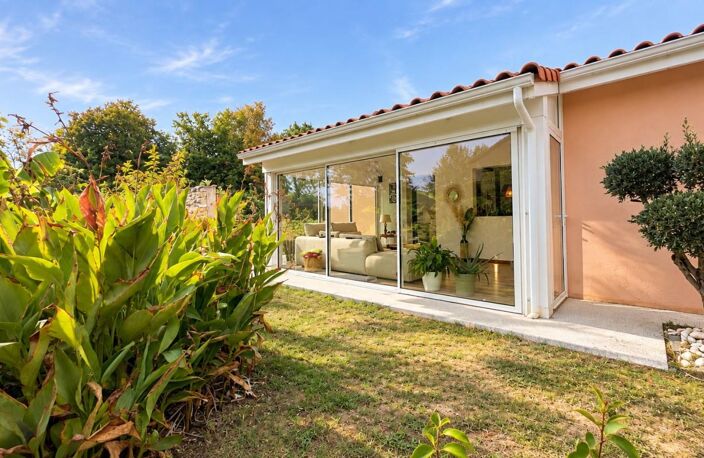 MAISON FAMILIALE  DE 146 M² – PISCINE, JACUZZI, GRAND JARDIN ET GARAGE DE 61 M² – DPE A / GES A — photo 3