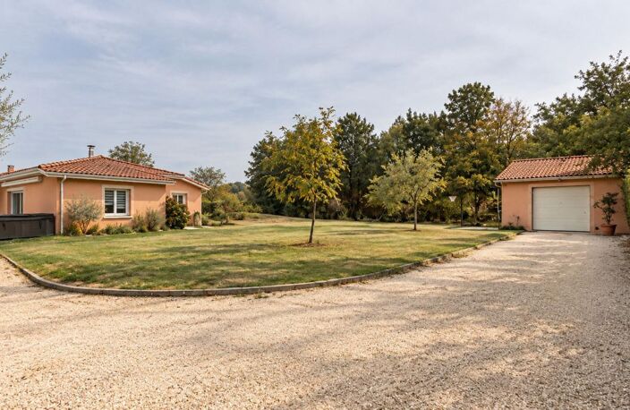 MAISON FAMILIALE  DE 146 M² – PISCINE, JACUZZI, GRAND JARDIN ET GARAGE DE 61 M² – DPE A / GES A — photo 4
