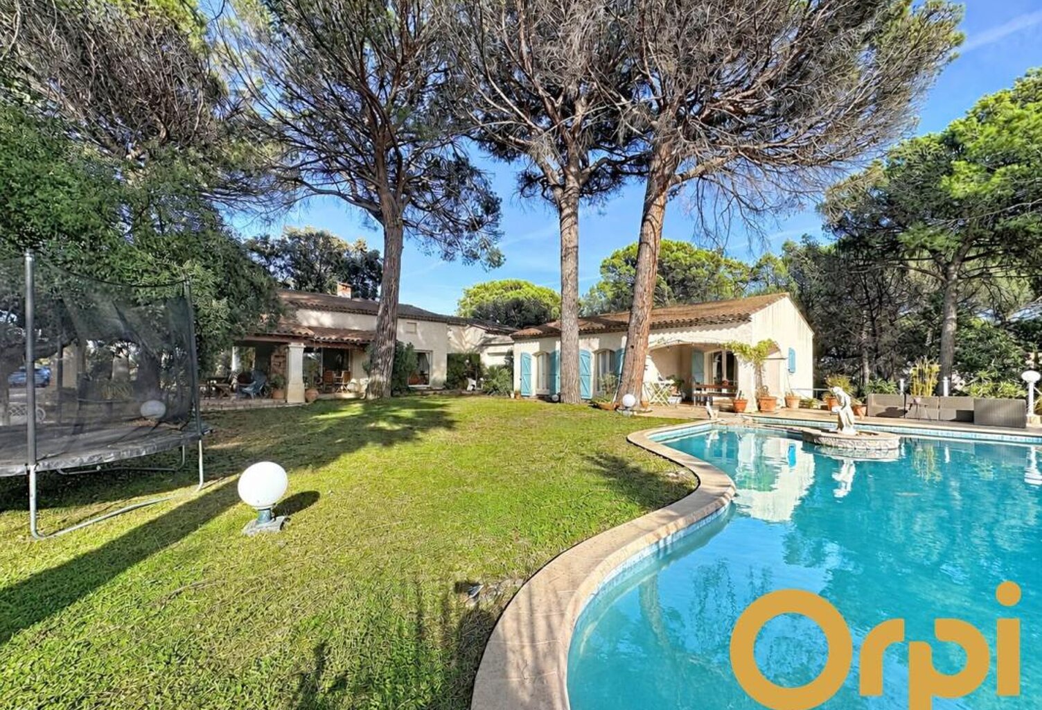 ROQUEBRUNE-SUR-ARGENS — Propriété d’exception de 234 m² avec piscine à débordement, jacuzzi, parc paysager & immense potentiel de rénovation ! — photo 1