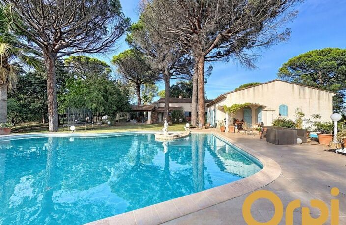 ROQUEBRUNE-SUR-ARGENS — Propriété d’exception de 234 m² avec piscine à débordement, jacuzzi, parc paysager & immense potentiel de rénovation ! — photo 2