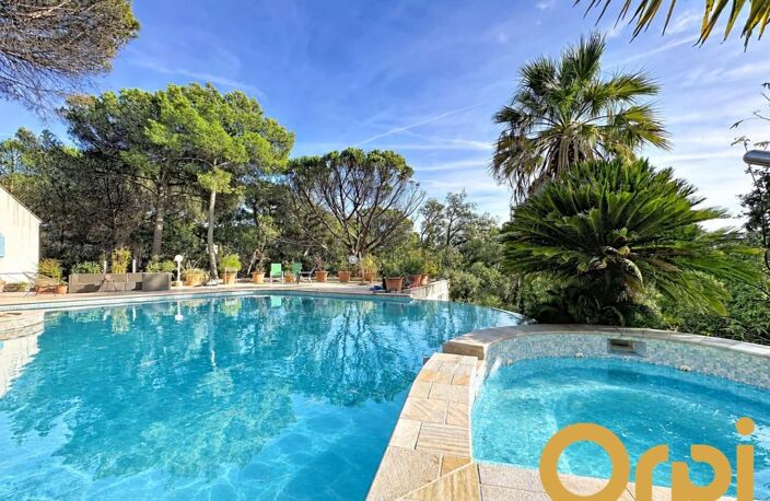 ROQUEBRUNE-SUR-ARGENS — Propriété d’exception de 234 m² avec piscine à débordement, jacuzzi, parc paysager & immense potentiel de rénovation ! — photo 4