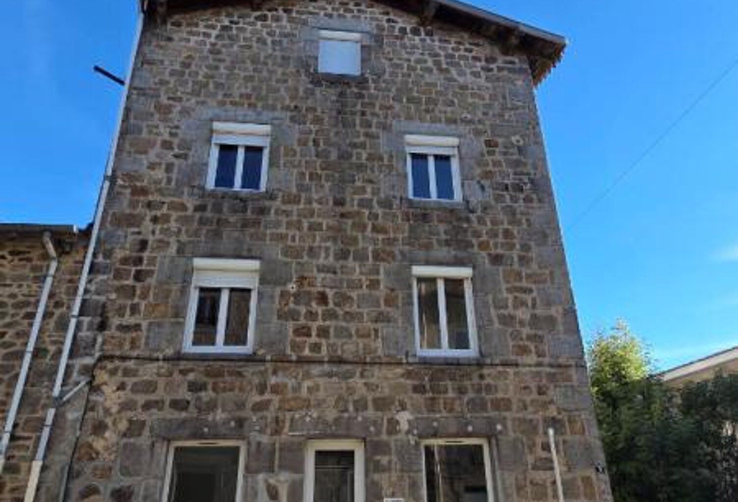 SAINT GENEST MALIFAUX 42660- RARE SUR LE SECTEUR - COEUR DE VILLAGE appartement 74m² 2 chambres au 1er étage — photo 1