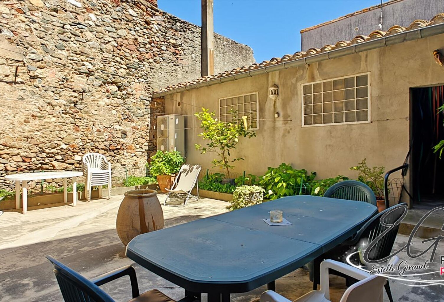Maison de village de caractère , cour intime et grand garage  à Caunes-Minervois — photo 1