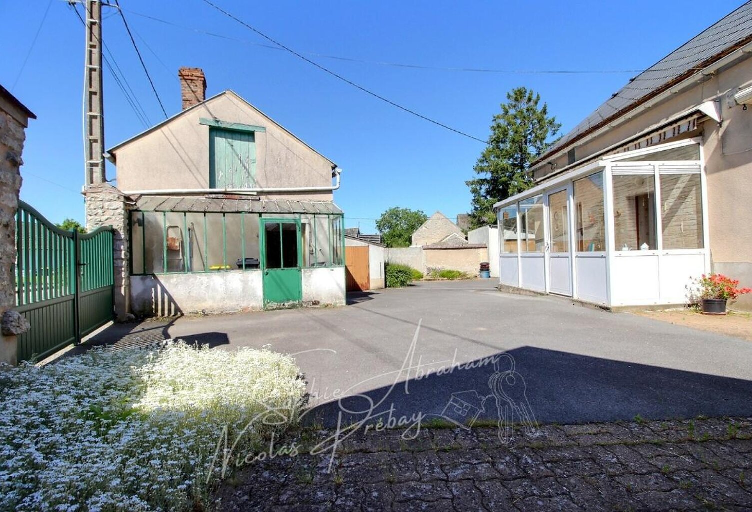 Ensemble immobilier avec maison et dépendances, cour et jardin — photo 1