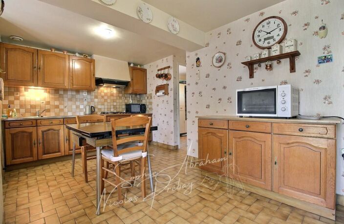 Ensemble immobilier avec maison et dépendances, cour et jardin — photo 4