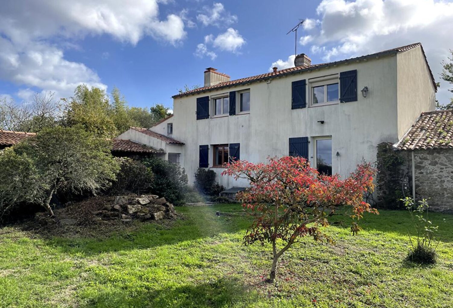 VUE (44640)? MAISON FAMILIALE DE 128 M², 5 CHAMBRES, GRAND TERRAIN ET DÉPENDANCE EN PIERRE DE 175 M² — photo 1