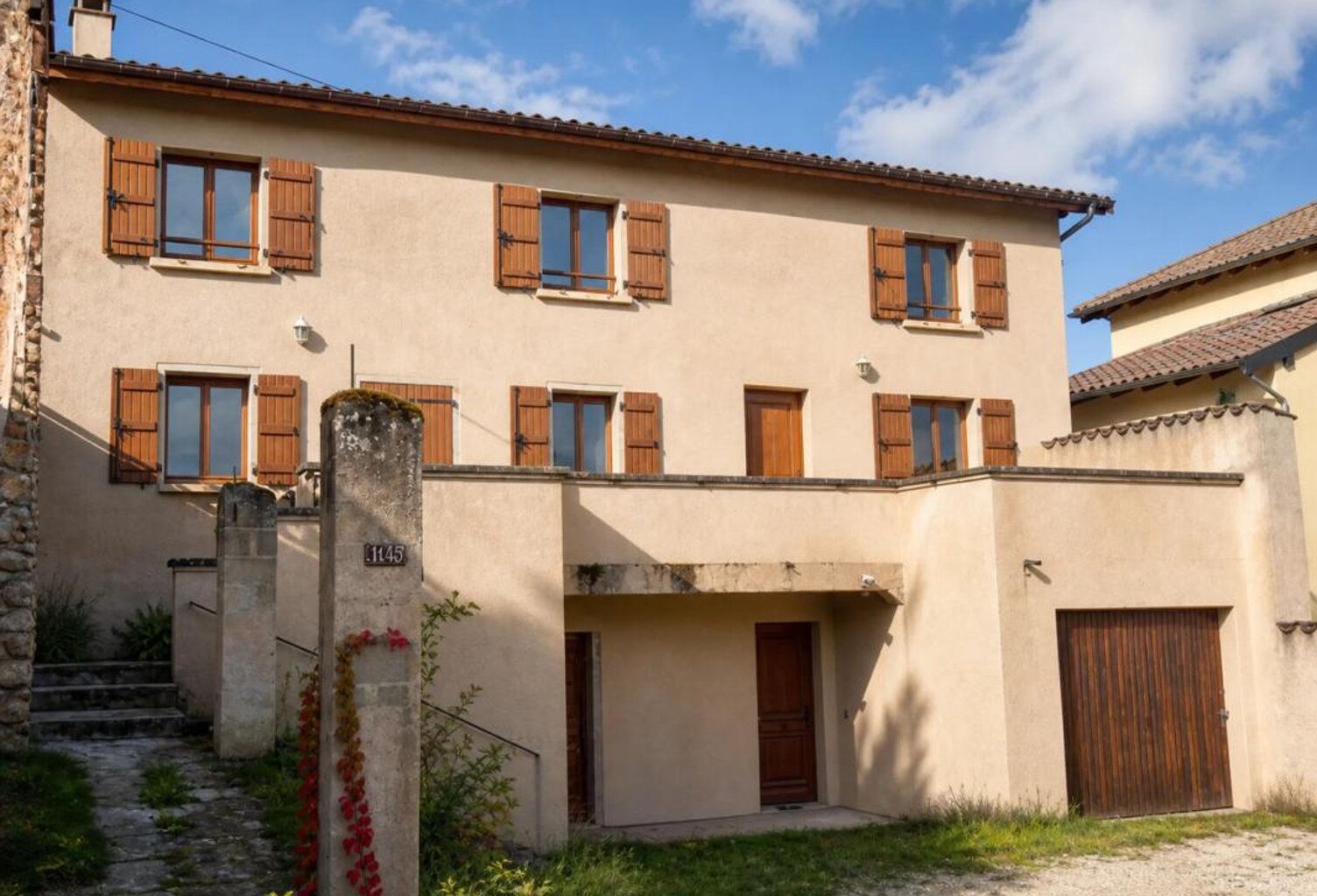 Maison de 137 m² 3 chb terrain cave garage Quincié-en-Beaujolais — photo 1