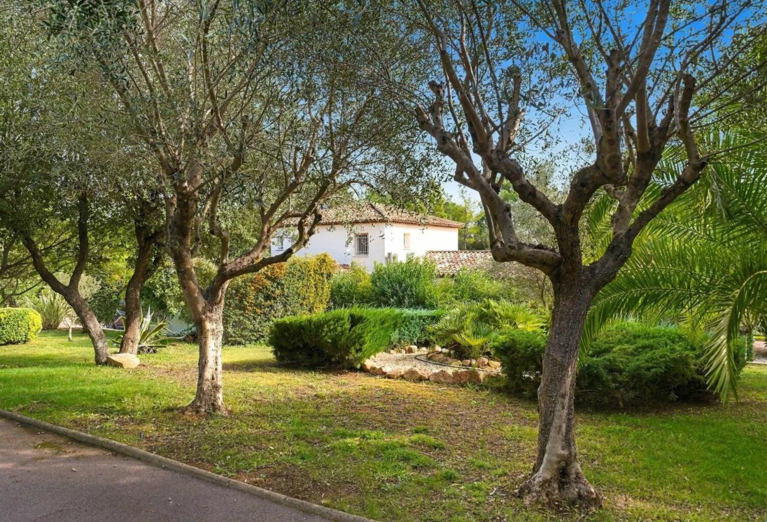 ROQUEBRUNE-SUR-ARGENS – LA BOUVERIE – Belle propriété familiale avec piscine et appartement indépendant – 269m2 - Sans vis-à-vis – Au calme – Terrain plat 4099 M2 — photo 1